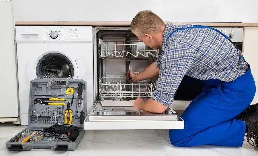 Kızılcahamam Daikin servisi teknisyen ekibi beyaz eşya tamiri yaparken